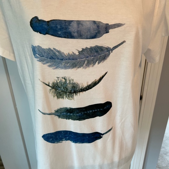 White T-Shirt w Feathers. - Picture 1 of 5